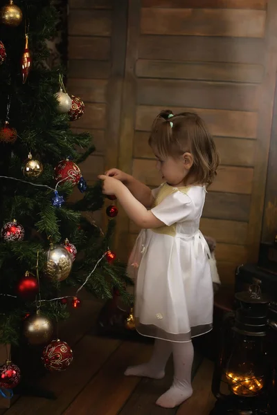 Chalild está sentado com decorações de Natal — Fotografia de Stock