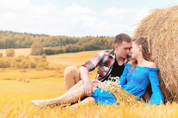 Couple en promenade dans les champs de campagne — Photo