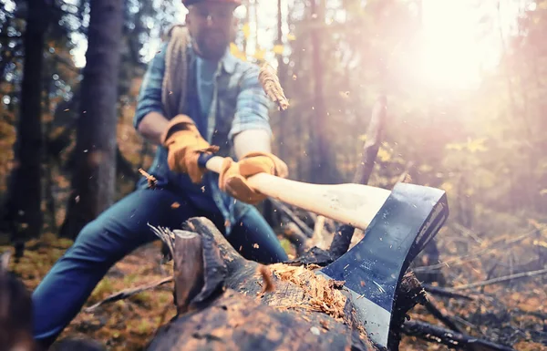 Male worker with an ax chopping a tree in the forest. — Foto de Stock