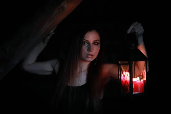 Belle fille aux cheveux roux avec une lanterne — Photo
