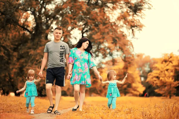 Família Com Duas Filhas Gêmeas Para Passeio Parque — Fotografia de Stock