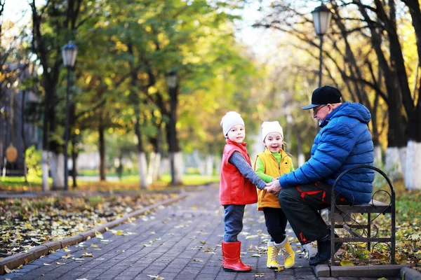 Gyermekek járni az őszi Park — Stock Fotó