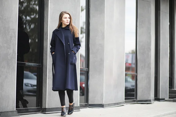 Belle fille dans un manteau dans les affaires du centre-ville — Photo