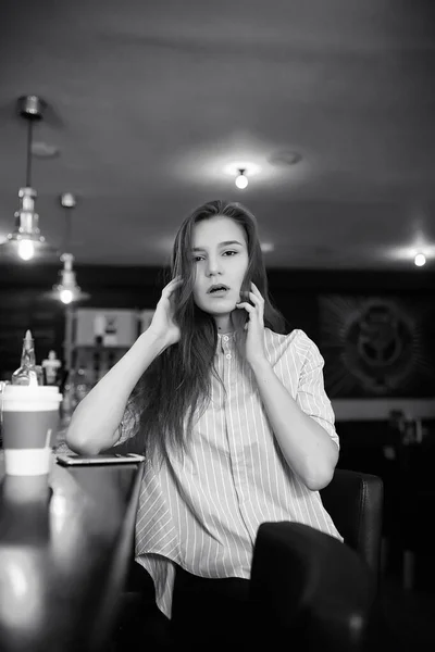 Mädchen mit Kaffee. junges schönes Mädchen sitzt in einem Café und — Stockfoto