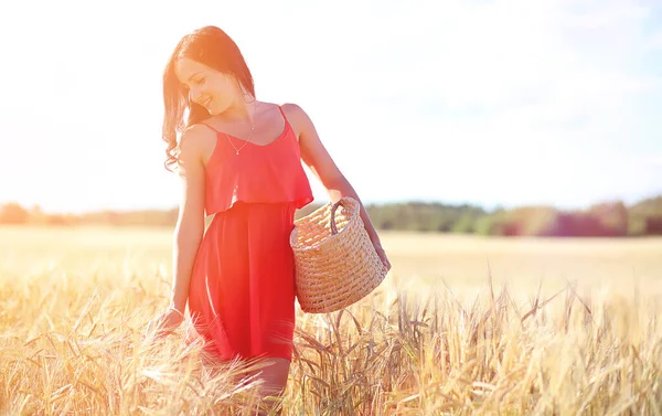 Jeune fille dans un champ de blé. Paysage d'été et une fille sur un na — Photo