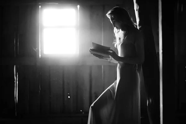 Silhouette di una ragazza foto in bianco e nero — Foto Stock