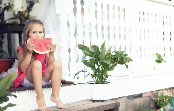 Família Jovem Comendo Uma Suculenta Melancia Vermelha — Fotografia de Stock