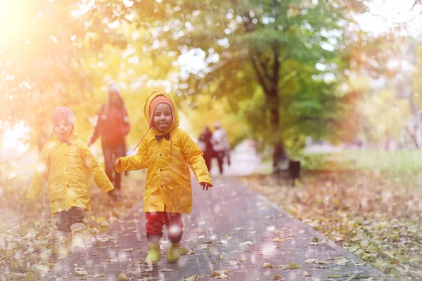 Un enfant en imperméable pour une promenade à l'extérieur en automne — Photo