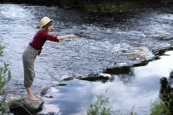 Chica junto al río con una caña de pescar —  Fotos de Stock
