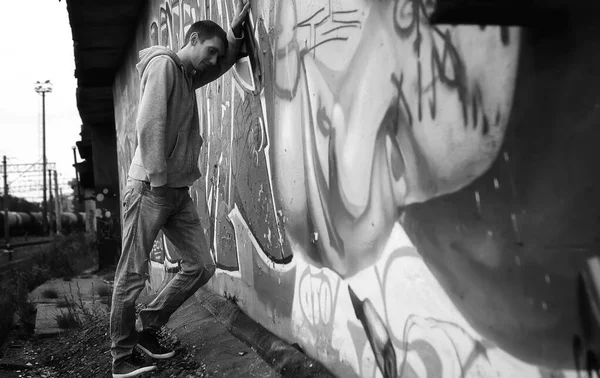 Hombre en una sudadera con capucha blanco y negro —  Fotos de Stock