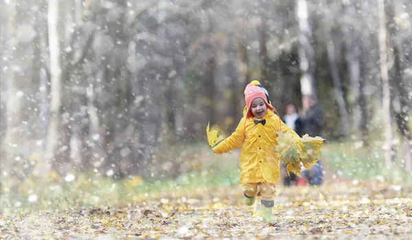在秋季公园散步的蹒跚学步的孩子。第一霜冻和第一 — 图库照片