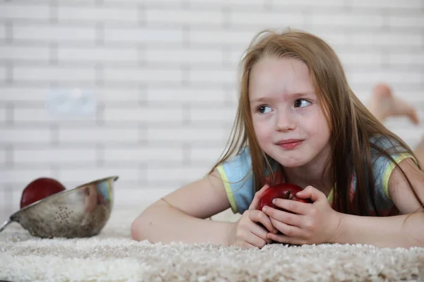 Meisje ligt op de vloer — Stockfoto