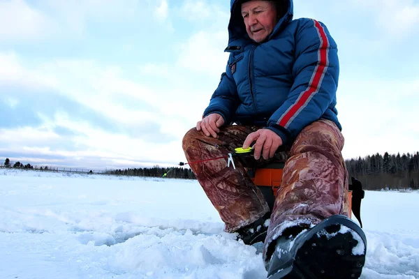 Pescador Invierno en el lago —  Fotos de Stock