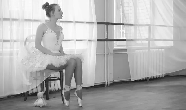 Jovem dançarina de balé em um aquecimento. A bailarina está se preparando para — Fotografia de Stock