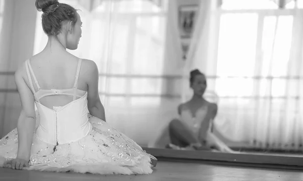 Junge Balletttänzerin beim Aufwärmen. die Ballerina bereitet sich darauf vor, — Stockfoto