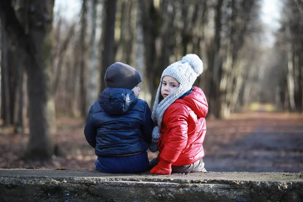 Los niños caminan en el parque de otoño — Foto de Stock