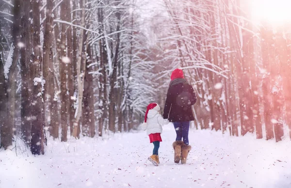 Un cuento de hadas de invierno, una joven madre y su hija montan en un trineo — Foto de Stock