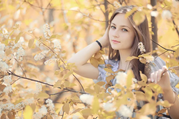 Jeune fille en promenade à l'automne — Photo