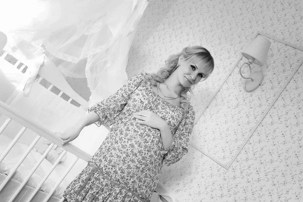 Chica embarazada blanco y negro —  Fotos de Stock
