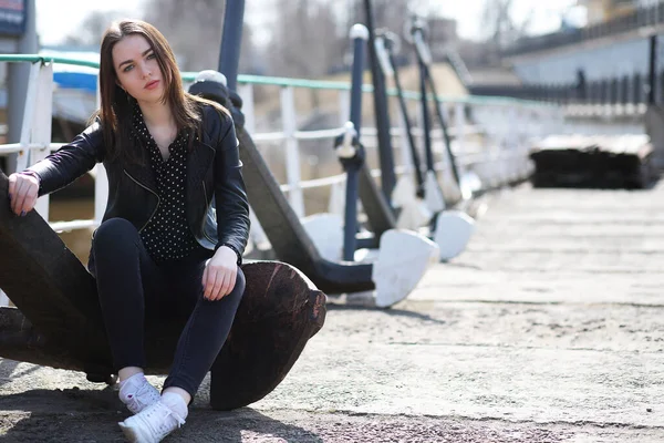 Mädchen auf einem Spaziergang durch die Frühlingsstadt — Stockfoto