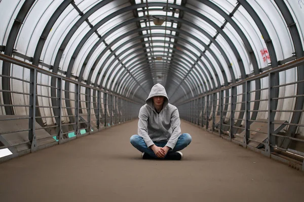 Un joven en una sudadera con capucha hip-hop —  Fotos de Stock