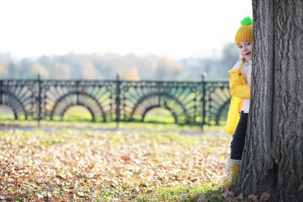 Kinderen lopen in de herfst Park — Stockfoto
