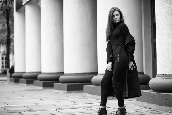 Chica en un abrigo en blanco y negro foto — Foto de Stock