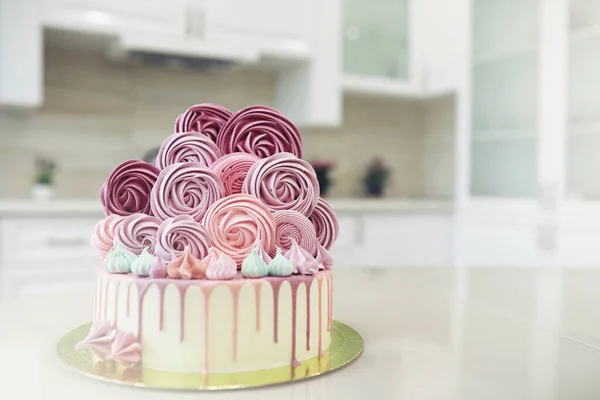 Beau gâteau biscuit festif avec différentes crèmes — Photo