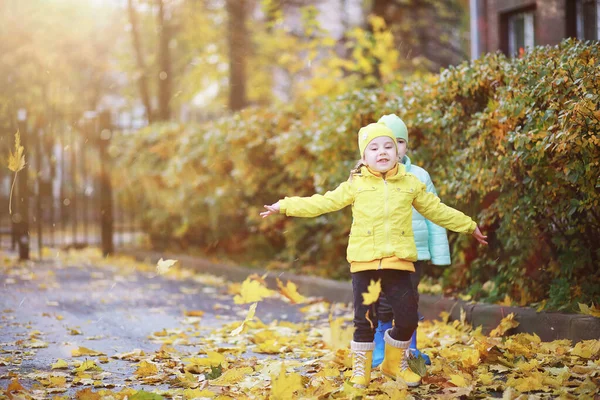 Barn gå i höst Park — Stockfoto