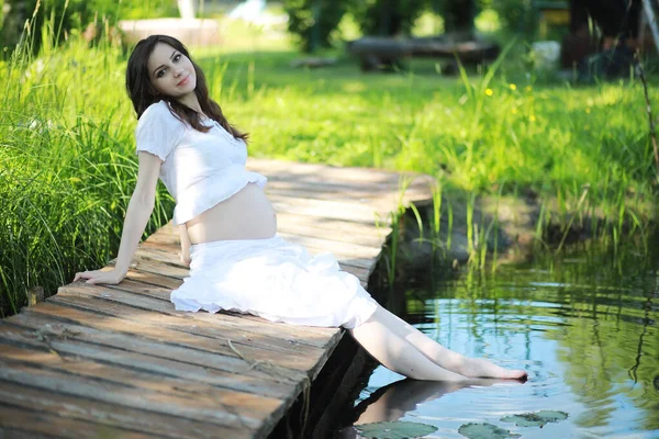 Έγκυος Γυναίκα Στη Φύση Για Ένα Καλοκαίρι Πόδια — Φωτογραφία Αρχείου