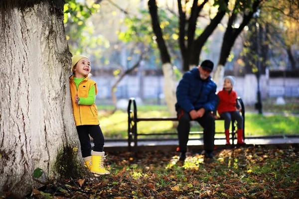 Los niños caminan en el parque de otoño —  Fotos de Stock