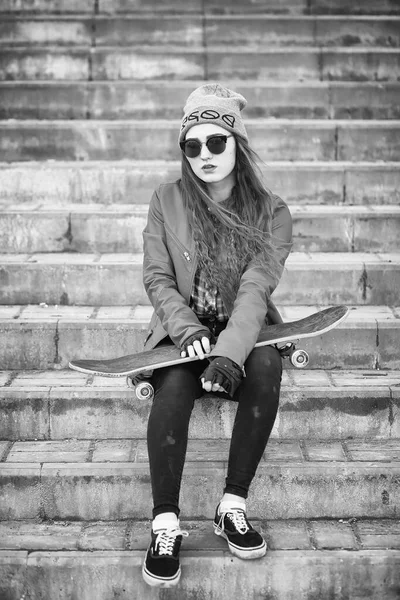 Ein junges Hipster-Mädchen fährt Skateboard. Mädchen Freundinnen f — Stockfoto