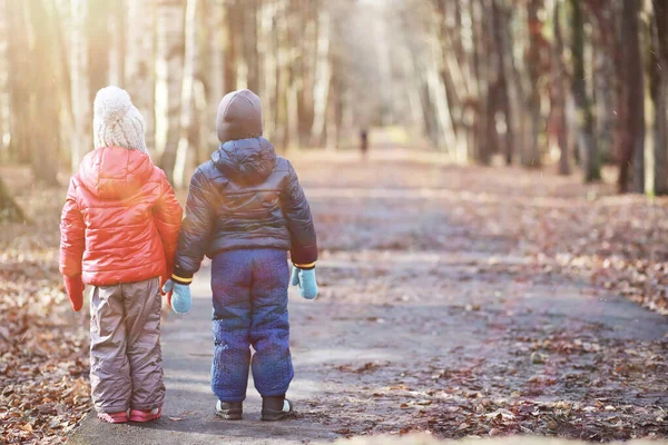 Les enfants marchent dans le parc d'automne — Photo