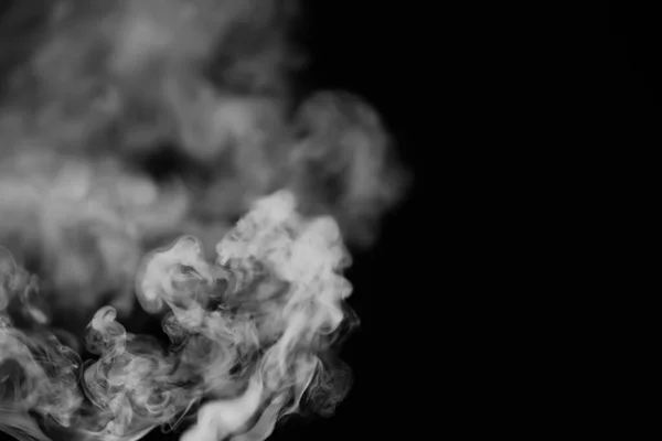 Witte rook op een zwarte achtergrond. Het patroon van rook. Clubs van wh — Stockfoto