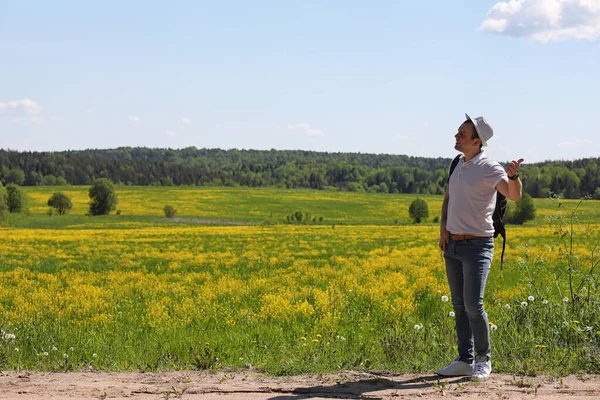 Mladý muž cestuje s batohem — Stock fotografie