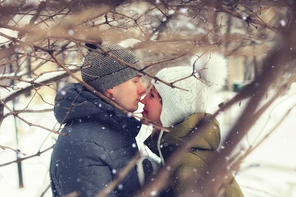 Pareja Joven Pie Parque Invierno — Foto de Stock