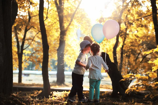 Los niños pequeños están caminando en un parque —  Fotos de Stock