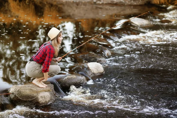 Ragazza in autunno con una canna da pesca — Foto Stock