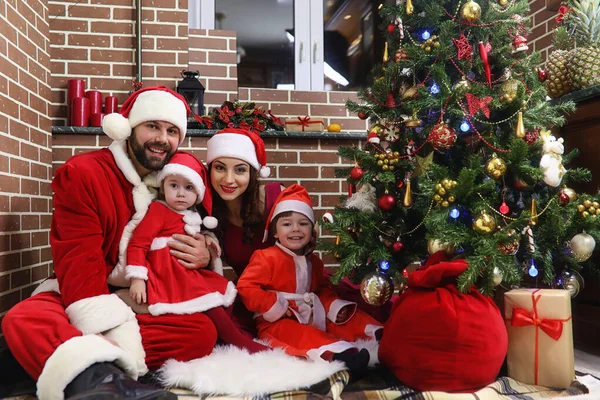 Weihnachtsmann-Paar mit Zwillingen — Stockfoto