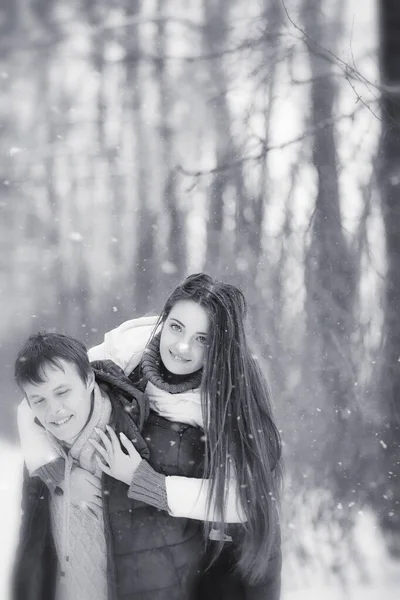 Ett älskande par på en vinterpromenad. Man och kvinna på ett datum i den — Stockfoto