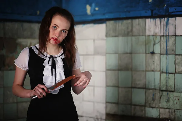 A young girl in the blood and with a knife — Stock Photo, Image