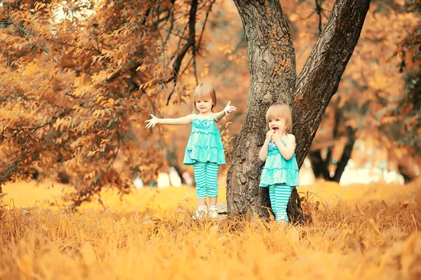 Mamá con dos hijas gemelas otoño —  Fotos de Stock