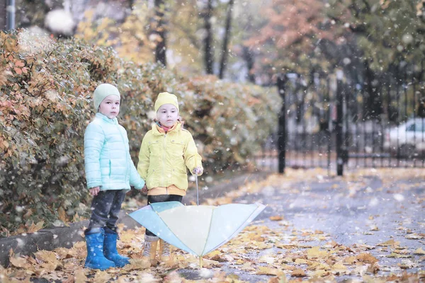 Çocuklar parkta ilk kar yürümek — Stok fotoğraf