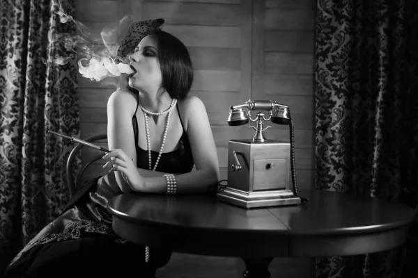 Красивая девушка 1930-х годов курит монохромный — стоковое фото
