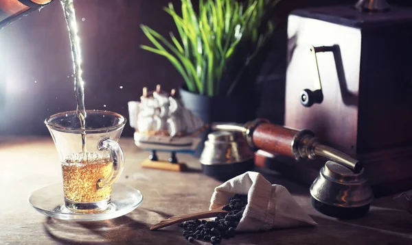 Cervejando chá em uma mesa de madeira — Fotografia de Stock