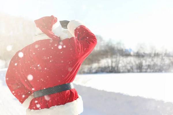 Santa Claus viene con regalos del exterior. Santa en un su rojo —  Fotos de Stock