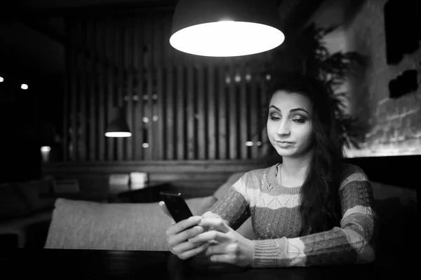 Ragazza in un caffè a cena — Foto Stock