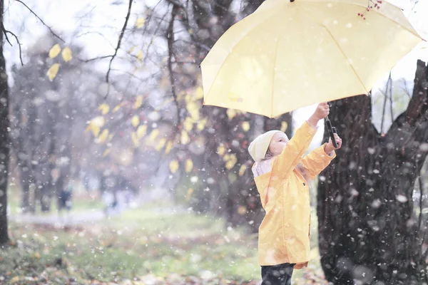 I bambini camminano nel parco prima neve — Foto Stock