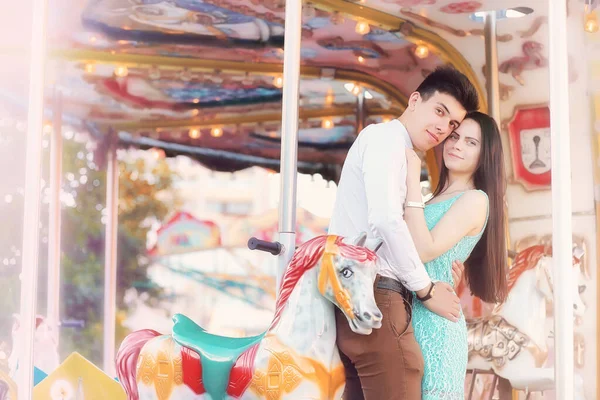 Casal Jovem Durante Data Carrossel Parque — Fotografia de Stock