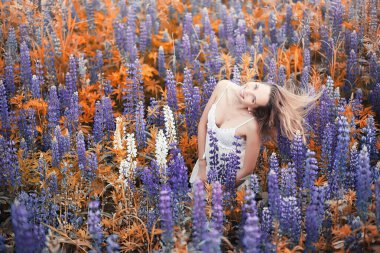 Bir buket çiçek Güz kızla